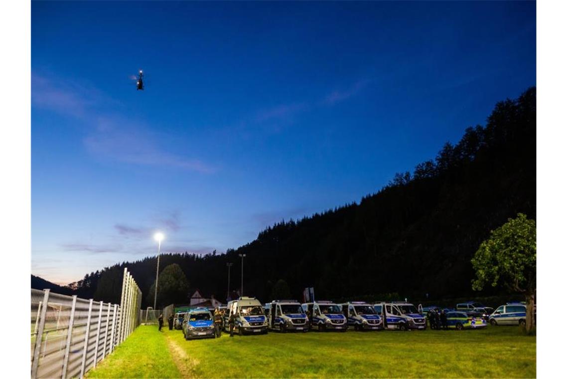 Polizei sucht mit Großaufgebot nach bewaffnetem Mann Ein Hubschrauber der Polizei fliegt bei Einbruch der Dämmerung nahe der Gemeinde Oppenau. Foto: Philipp von Ditfurth/dpa