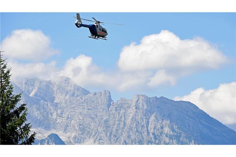 Ein Hubschrauber der Polizei fliegt über die Berchtesgadener Berge. Ein Wanderer stürzte in Lech in die Tiefe und starb.