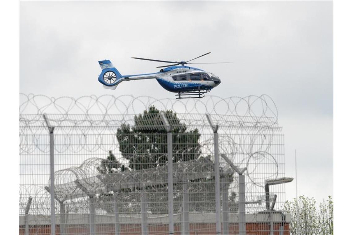 Reemtsma-Entführer Drach nach Deutschland ausgeliefert Ein Hubschrauber der Polizei startet vom Gelände der JVA Ossendorf in Köln. Thomas Drach ist von den Niederlanden an Deutschland ausgeliefert worden. Foto: Henning Kaiser/dpa