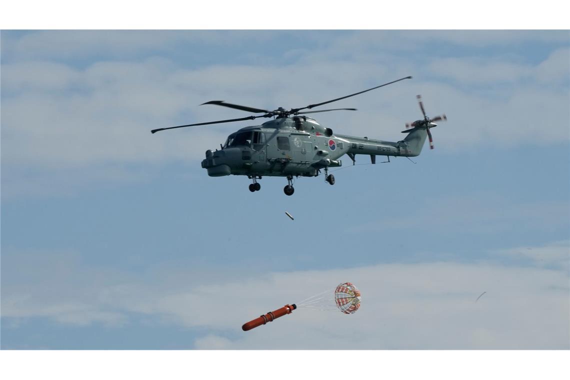 Bilder des Tages Ein Hubschrauber der südkoreanischen Marine wirft während einer Übung vor der südkoreanischen Küste bei Busan einen Torpedo ab.
