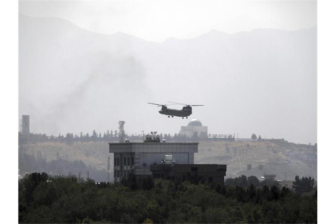 Ein Hubschrauber des US-Militärs von Typ Chinook fliegt über der US-Botschaft in Kabul. Foto: AP/dpa