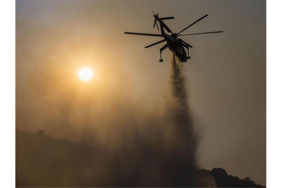 Waldbrände in Kalifornien treiben Tausende in die Flucht Ein Hubschrauber in Moreno Valley während eines Einsatzes. Foto: Terry Pierson/The Orange County Register/AP/dpa