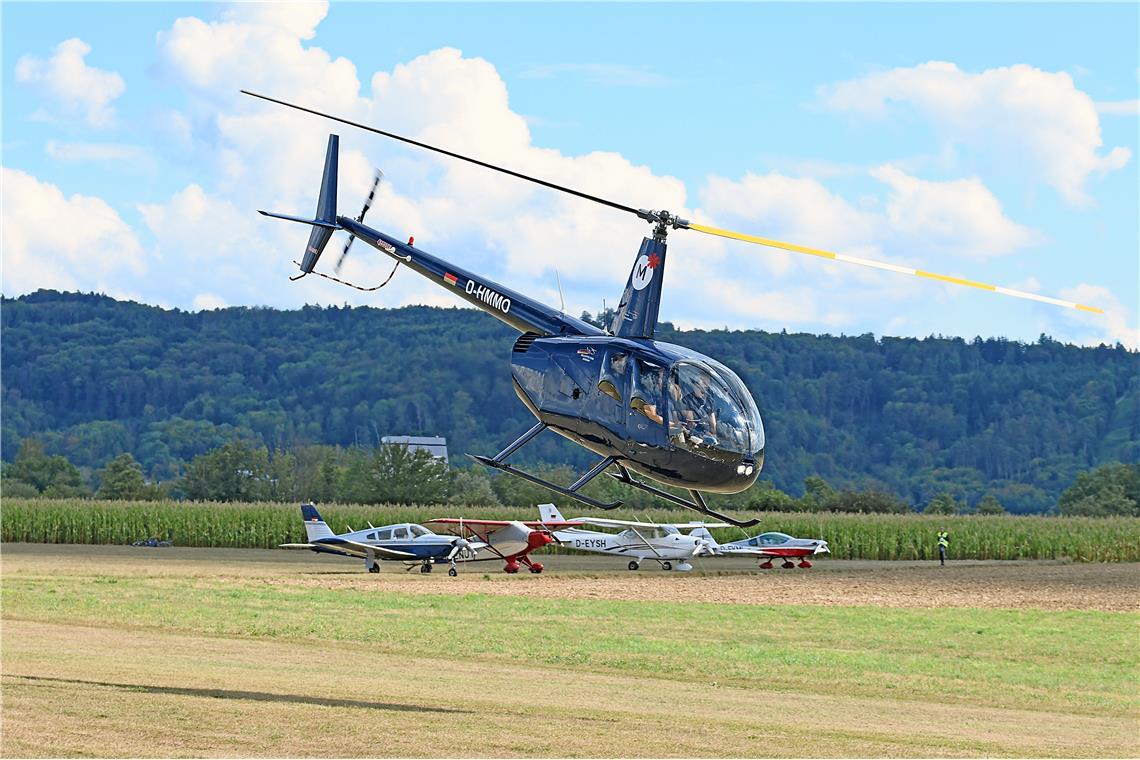 Ein Hubschrauber ist auch am Start. Flugplatzfest und 75-jähriges Vereinsbestehe...