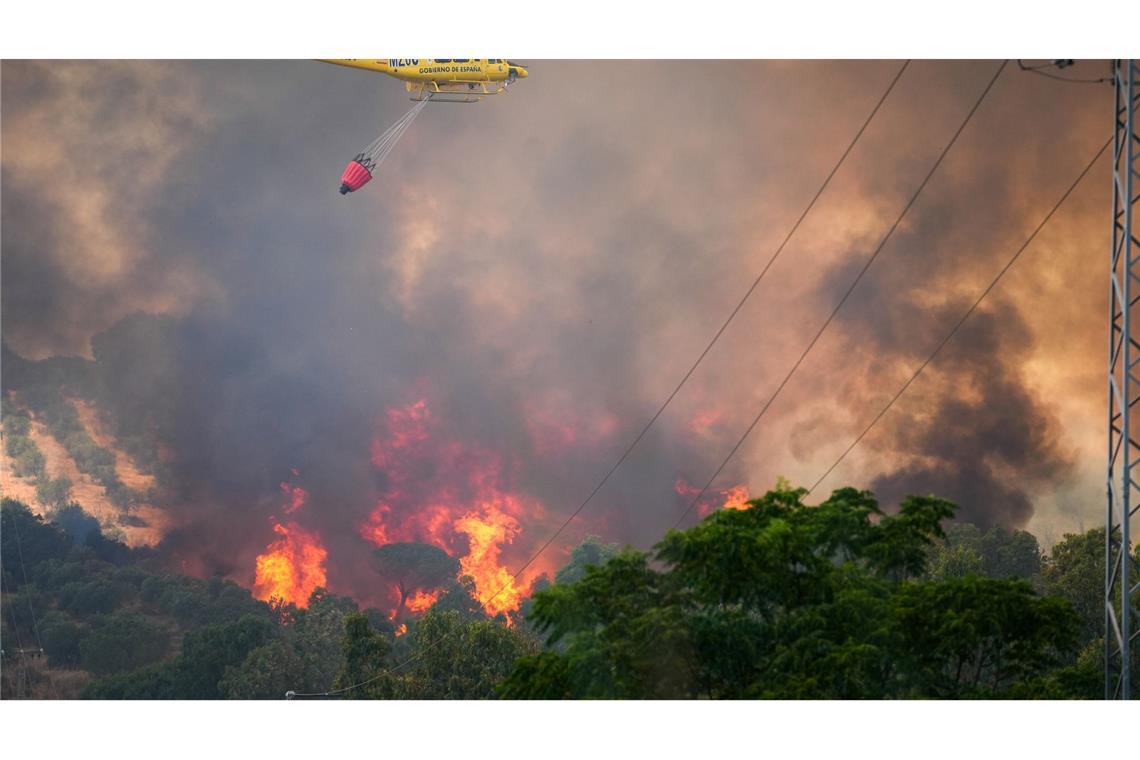 Ein Hubschrauber ist bei einem Waldbrand in Spanien am Odiel-Fluss in der Gemeinde Gibraleón im Einsatz.