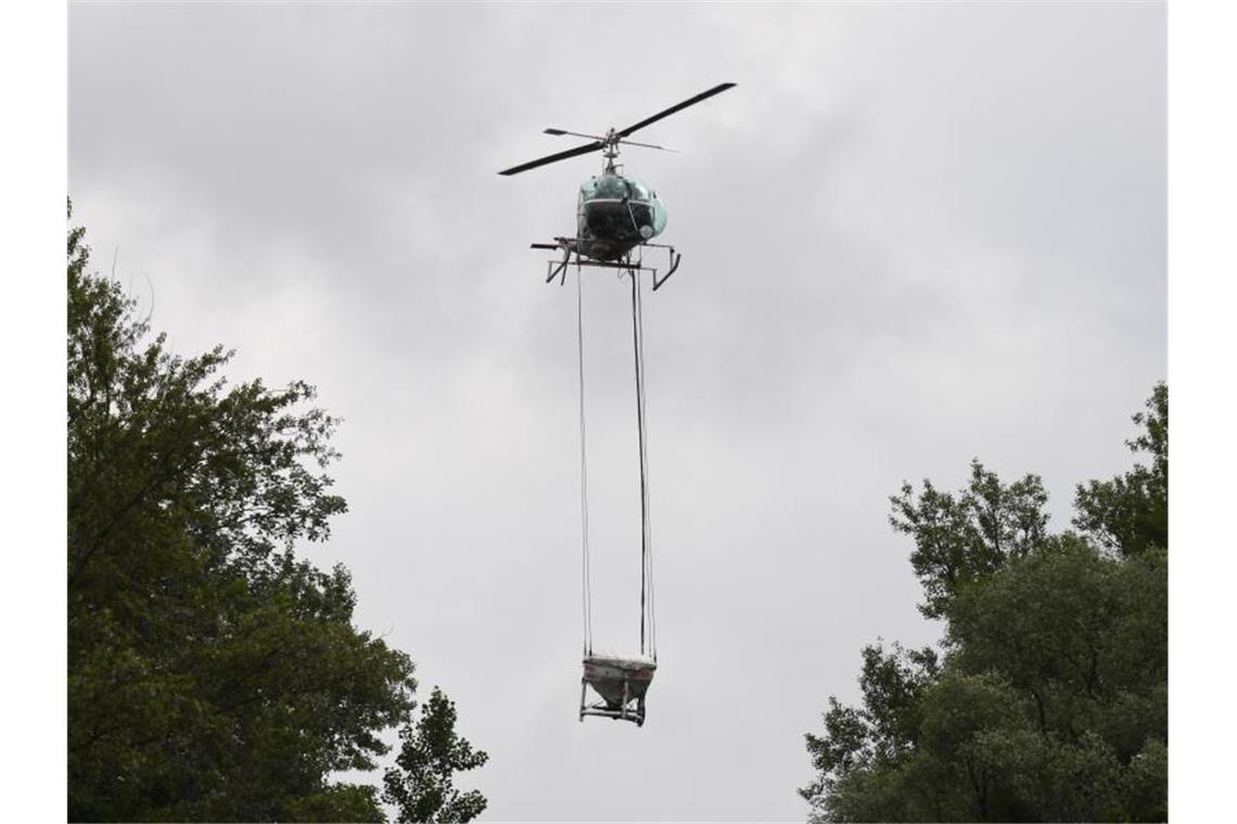 Wieder Hochwasser: Neuer Einsatz für Stechmückenjäger Ein Hubschrauber ist im Einsatz, um Stechmücken zu bekämpfen. Foto: picture alliance/dpa/Archiv