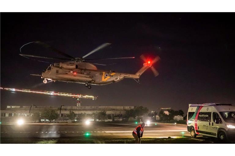 Ein Hubschrauber mit freigelassenen israelischen Geiseln landet auf dem Sheba Medical Center in Ramat Gan.
