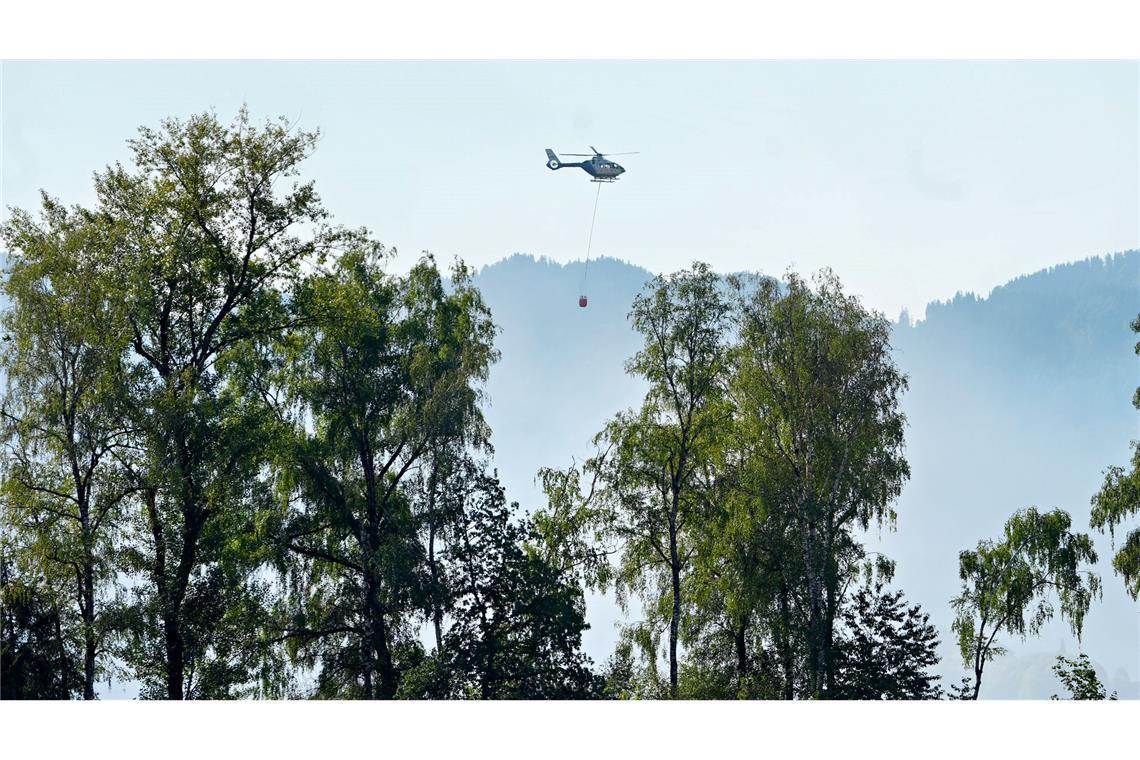 Ein Hubschrauber mit Löschwasser aus dem Chiemsee flog zu dem Brand.