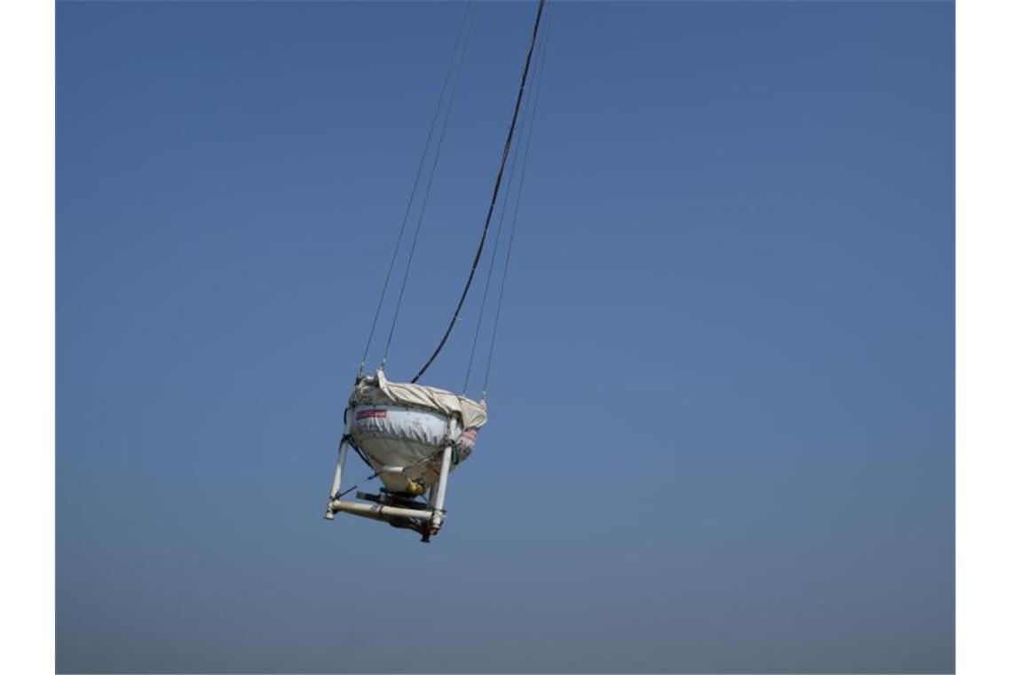 Ein Hubschrauber verteilt ein Schnakenlarvenbekämpfungsmittel. Foto: Patrick Seeger/dpa/Archivbild