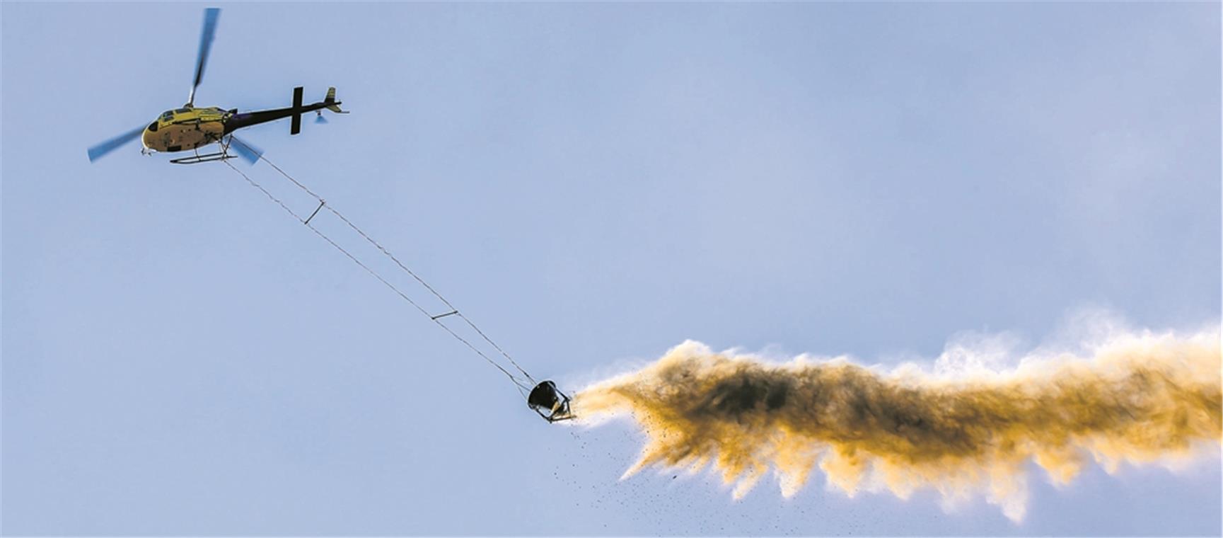 Ein Hubschrauber wirft derzeit unermüdlich Kalk über dem Allmersbacher Wald ab. Foto: A. Becher