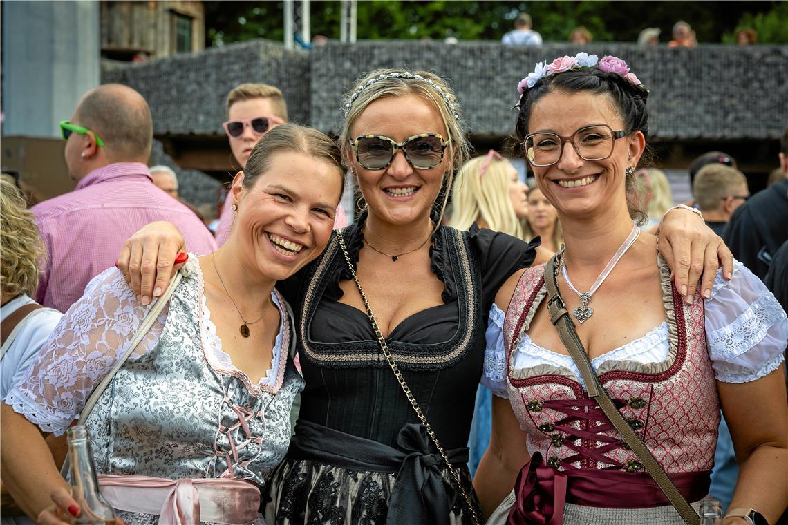 Ein Hulapalu auf dieses Trio: In Dirndln sind sie gerüstet für die Alpenfolklore...