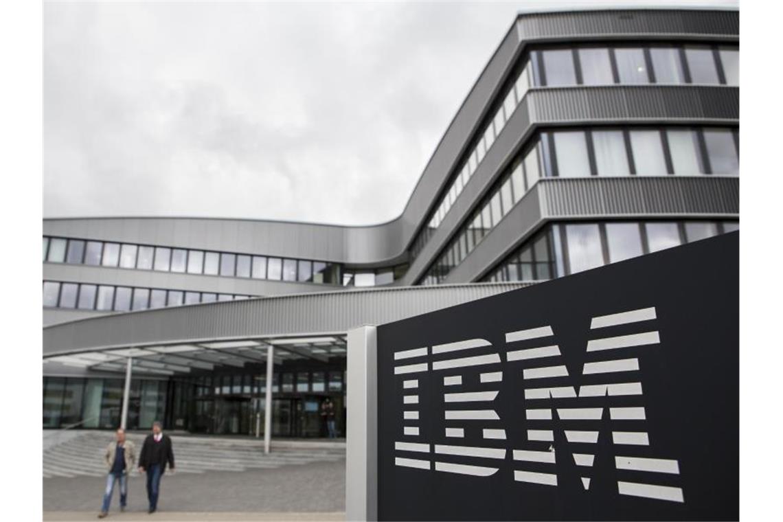 Ein IBM Logo ist vor der IBM Niederlassung in Ehningen zu sehen. Foto: Silas Stein/Archivbild