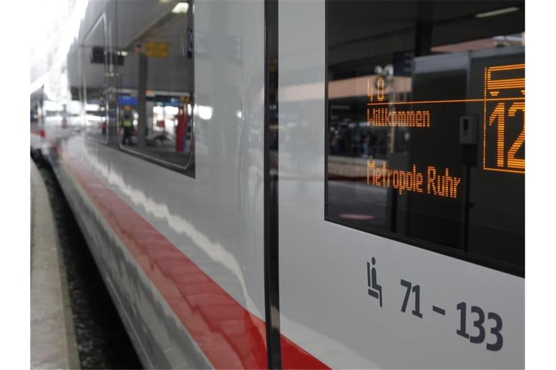 Ein ICE 4 aus Nordrhein-Westfalen steht am Düsseldorfer Hauptbahnhof. Die Deutsche Bahn erhöht die Fahrpreise im Fernverkehr. Foto: Weronika Peneshko/dpa