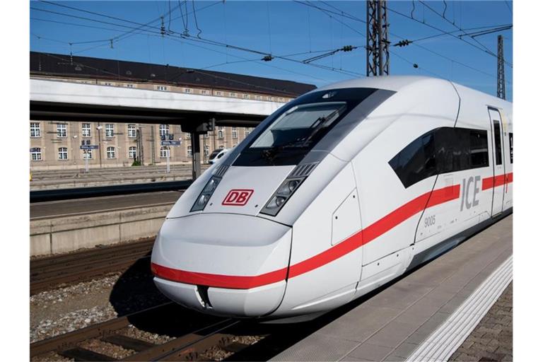 Ein ICE 4 der Deutschen Bahn steht im Hauptbahnhof in München. Foto: picture alliance/dpa/Archivbild