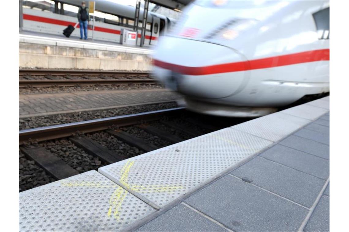 Nach Gleis-Attacke Debatte über Sicherheit an Bahnhöfen Ein ICE am Gleis 7 an einer markierten Stelle: Hier wurde der Achtjährige vor einen einfahrenden Zug gestoßen und getötet. Foto: Arne Dedert