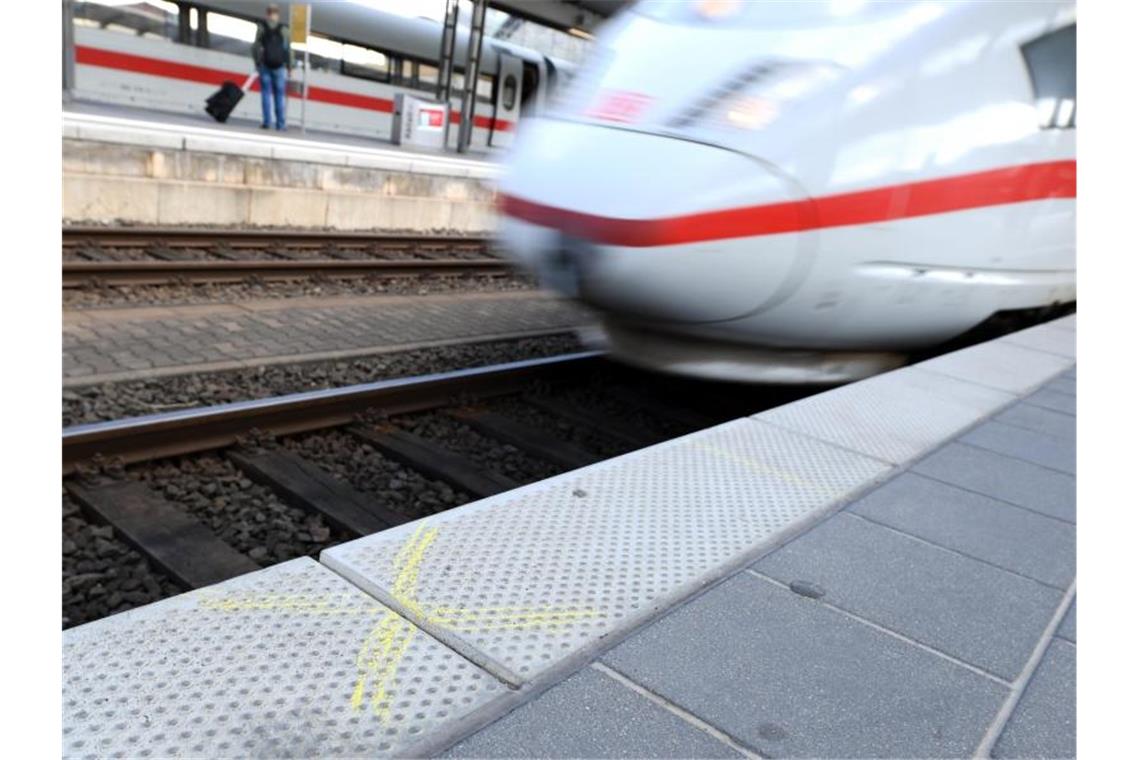 Nach Gleis-Attacke Debatte über Sicherheit an Bahnhöfen