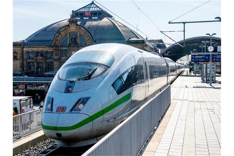 Ein ICE am Hauptbahnhof von Halle. Foto: Hendrik Schmidt/dpa-Zentralbild/dpa