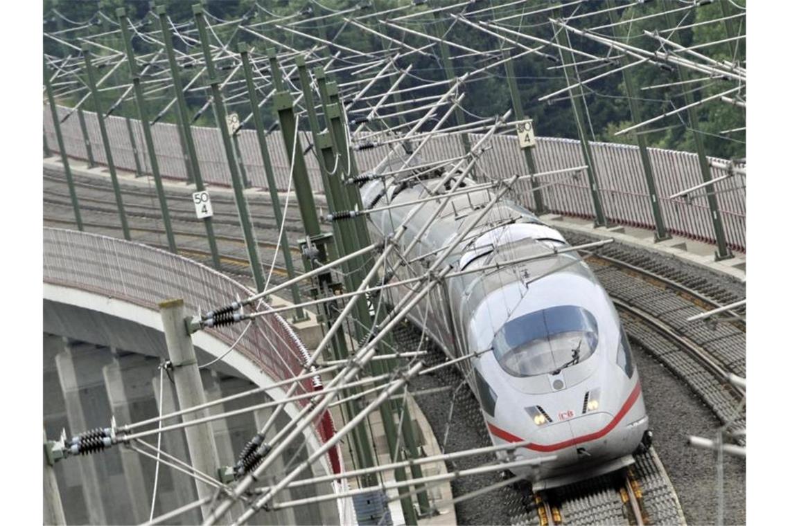 Ein ICE auf der Hochgeschwindigkeitstrecke bei Neuwied. Die Bahn will weitere Strecken für besonders schnelle Zugfahrten ausbauen. Foto: Boris Roessler