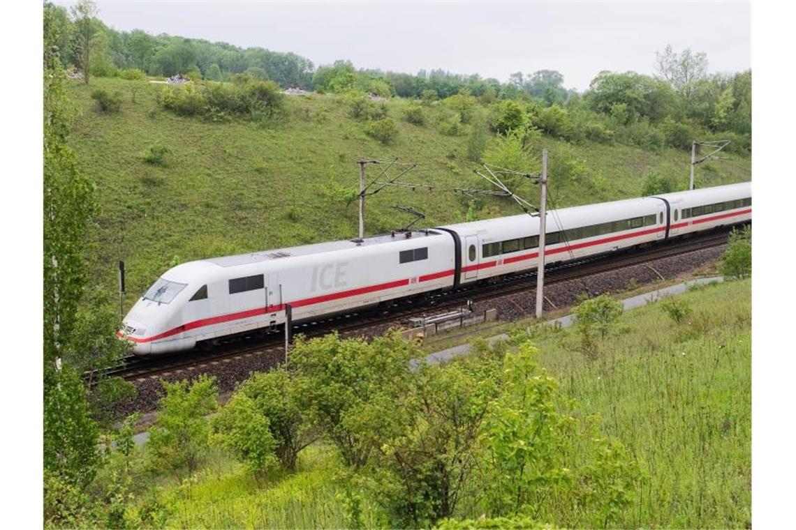 Ein ICE auf der Strecke Hannover-Göttingen. Foto: Julian Stratenschulte