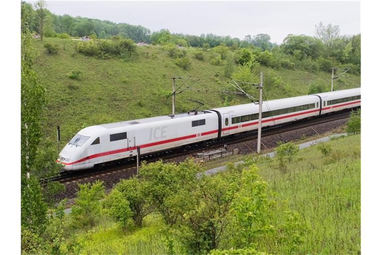 Ein ICE auf der Strecke Hannover-Göttingen. Foto: Julian Stratenschulte