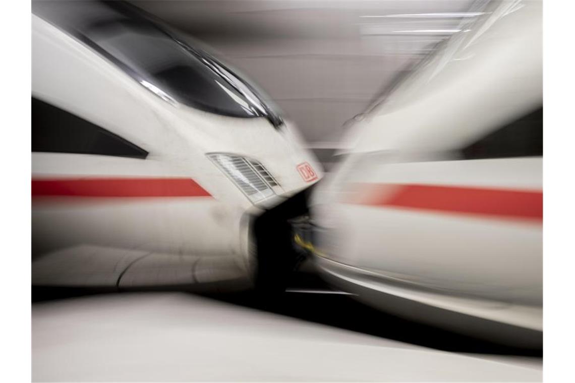 Bahn: Mehr Sprinter-Züge sollen Kunden aus Flugzeugen holen Ein ICE bei der Einfahrt in einen Berliner Bahnhof. Foto: Christoph Soeder/dpa