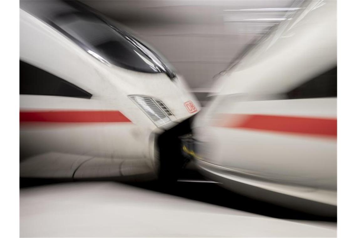 Ein ICE bei der Einfahrt in einen Berliner Bahnhof. Foto: Christoph Soeder/dpa