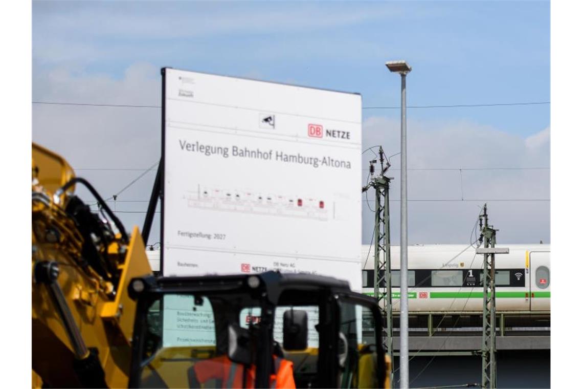 Ein ICE der Deutschen Bahn fährt an der Baustelle des neuen Bahnhofs Hamburg-Altona vorbei. Foto: Daniel Reinhardt/dpa