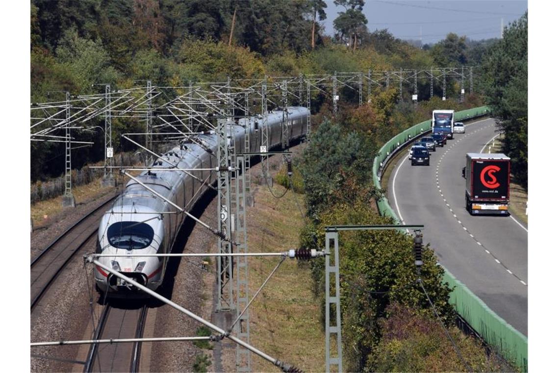 Verkehr auf Schnellfahrstrecke Mannheim-Stuttgart läuft an Ein ICE der Deutschen Bahn fährt bei Wiesental auf der Schnellfahrstrecke Mannheim-Stuttgart. Foto: Uli Deck/dpa/Archivbild