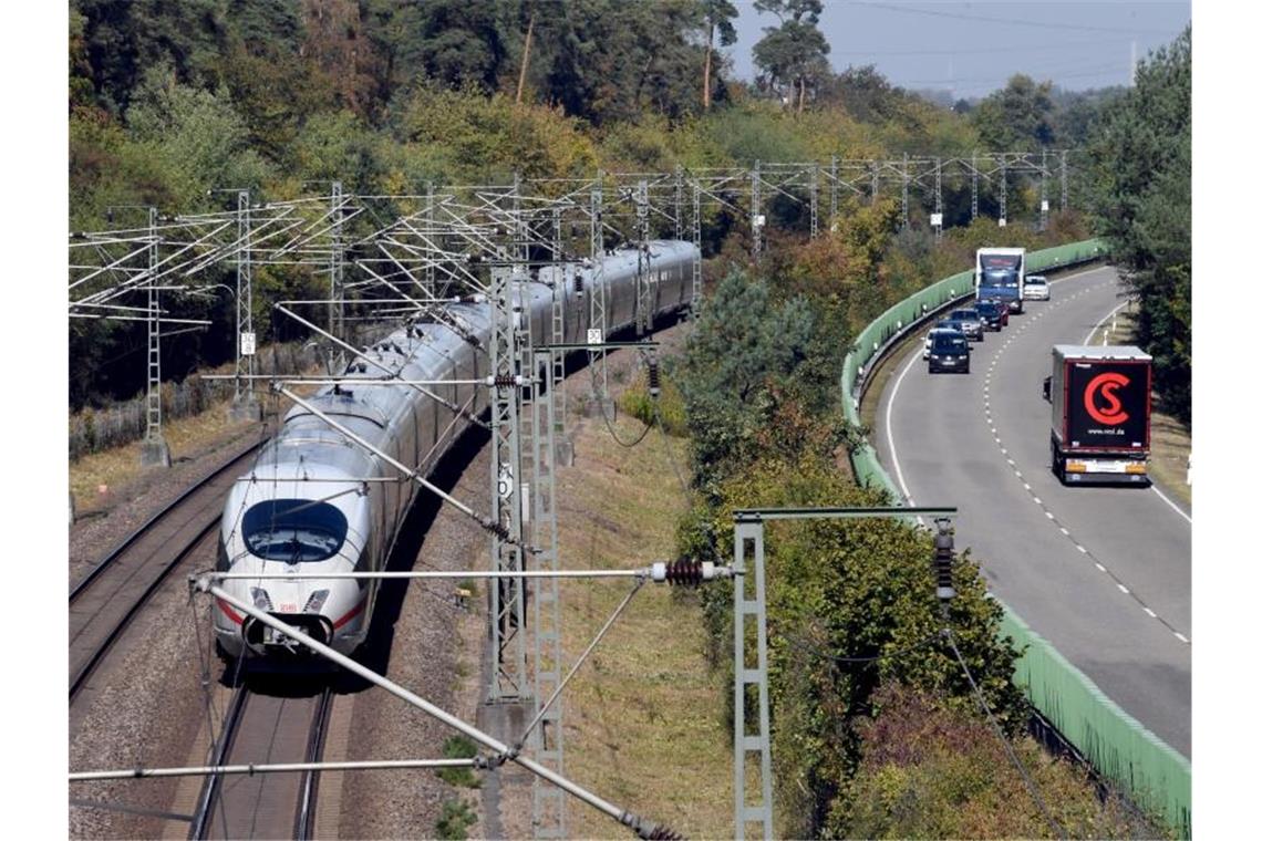 Sanierung der wichtigsten Trassen: Verspätungen befürchtet Ein ICE der Deutschen Bahn fährt bei Wiesental auf der Schnellfahrstrecke Mannheim-Stuttgart. Foto: Uli Deck/Archiv