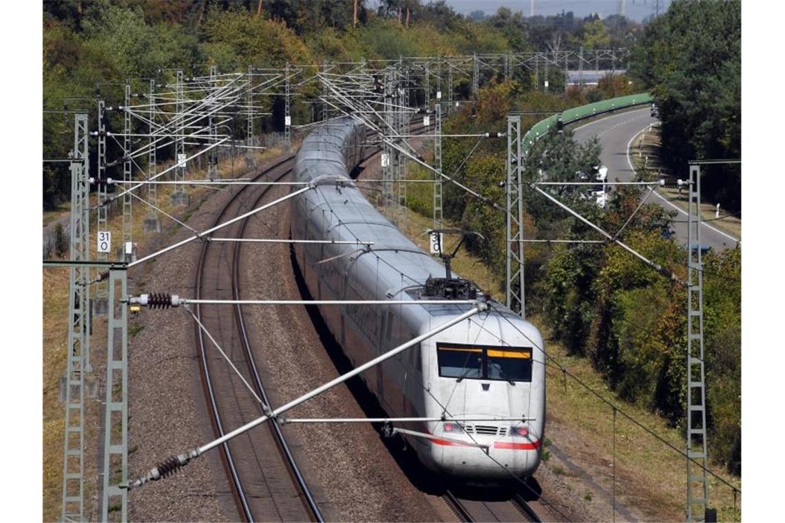 Ein ICE der Deutschen Bahn fährt bei Wiesental auf der Schnellfahrstrecke Mannheim-Stuttgart. Foto: Uli Deck/dpa