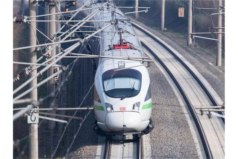 Ein ICE der Deutschen Bahn fährt im Landkreis Hildesheim über die sanierte ICE-Trasse zwischen Hannover und Göttingen. Foto: Julian Stratenschulte/dpa