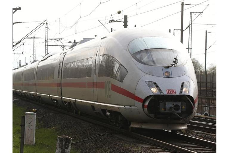 Ein ICE der Deutschen Bahn fährt über Gleise. Foto: David Young/dpa/Archivbild
