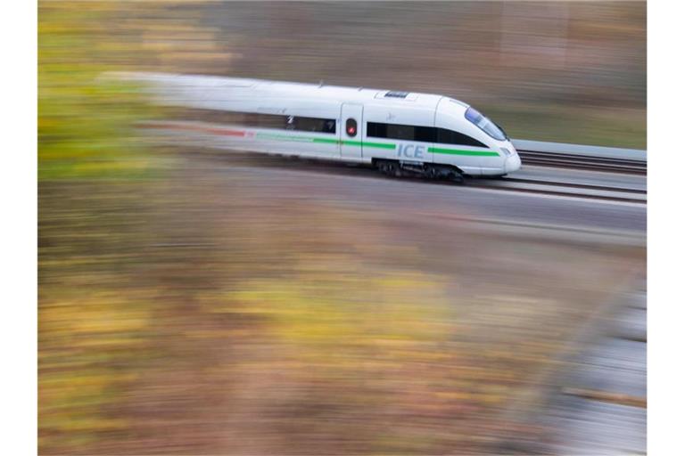 Ein ICE der Deutschen Bahn. Foto: Julian Stratenschulte/dpa/Symbolbild