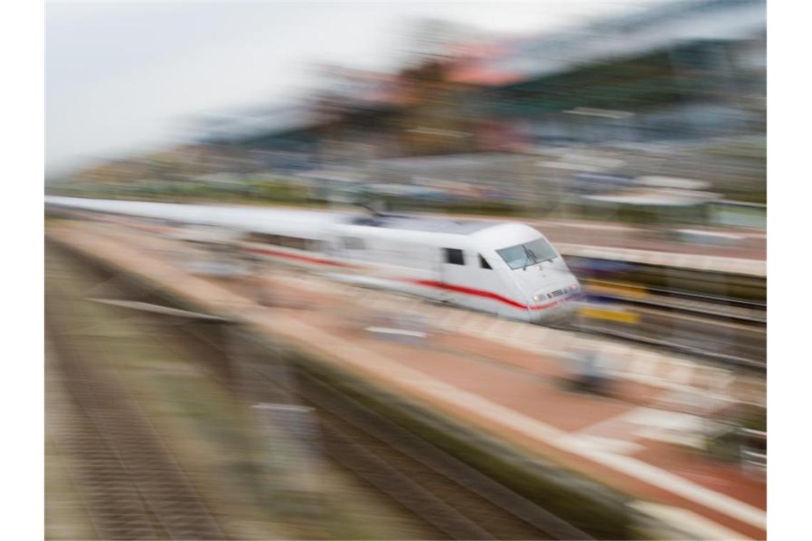 Ein ICE der Deutschen Bahn in voller Fahrt. Foto: Julian Stratenschulte/dpa/Archiv