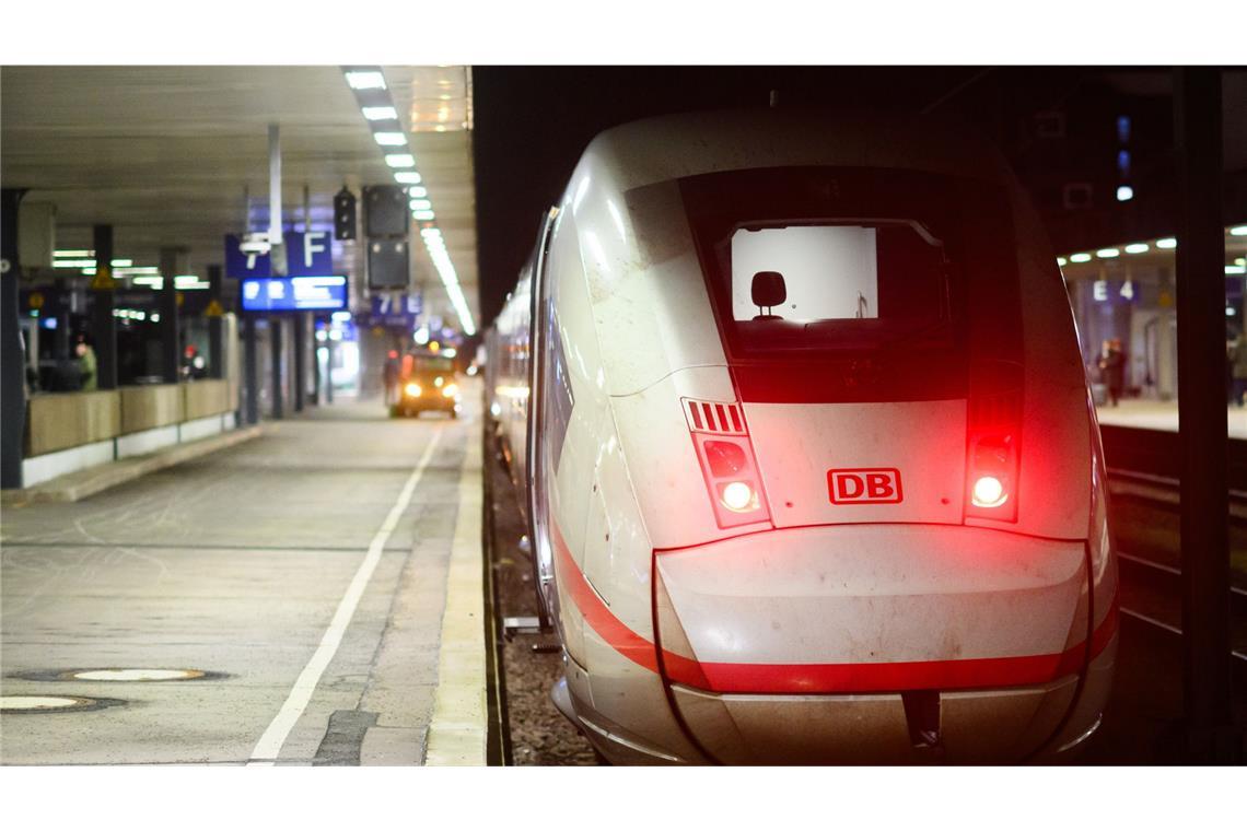 Ein ICE der Deutschen Bahn mit verlassenem Lokführerplatz steht Hauptbahnhof Hannover. Die Gewerkschaft Deutscher Lokomotivführer hat zu einem sechstägigen Streik aufgerufen. Es ist der vierte und mit Abstand längste Arbeitskampf im laufenden Tarifstreit bei der Deutschen Bahn.