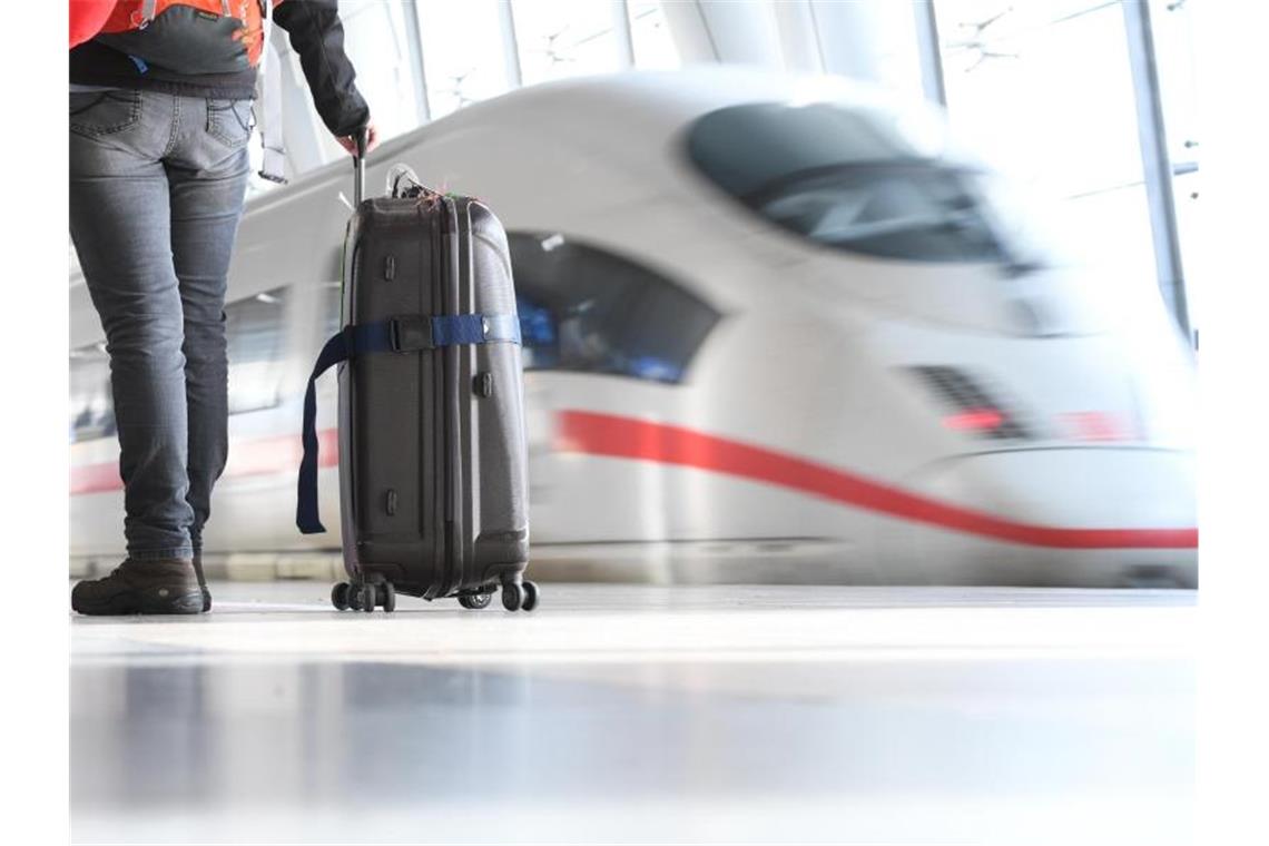 Bahn: Fahrkartenpreis im Fernverkehr sinkt um zehn Prozent Ein ICE der Deutschen Bahn verlässt den Fernbahnhof am Flughafen von Frankfurt am Main. Die Fahrpreise im Fernverkehr der Deutschen Bahn sollen um zehn Prozent sinken. Foto: Arne Dedert