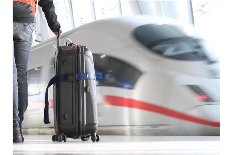 Ein ICE der Deutschen Bahn verlässt den Fernbahnhof am Flughafen von Frankfurt am Main. Foto: Arne Dedert/dpa