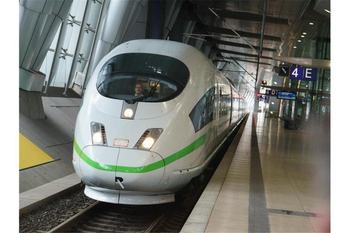 Ein ICE der Deutschen Bahn beim Halt am Frankfurter Flughafen. Foto: Frank Rumpenhorst/dpa