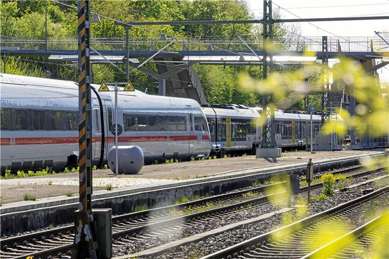 Ein ICE, der durch den Backnanger Bahnhof rollt – bislang die absolute Ausnahme, bald Alltag? Archivfoto: Alexander Becher
