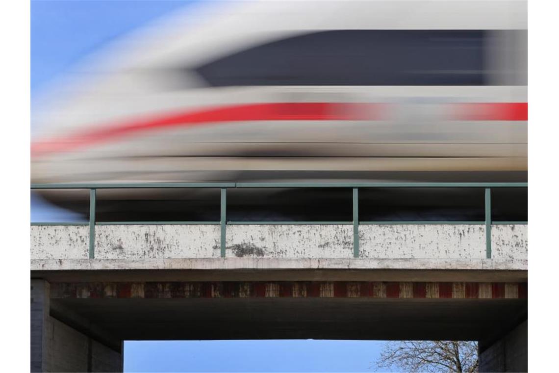 Bahn präsentiert Ergebnisse für ICE-Strecke Augsburg-Ulm Ein ICE fährt auf der Bahnstrecke Augsburg-Ulm. Foto: Karl-Josef Hildenbrand/dpa