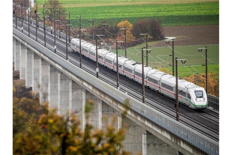 Ein ICE fährt auf der Schnellfahrstrecke Stuttgart - Mannheim über die Enztalbrücke. Foto: Christoph Schmidt/dpa/Archivbild