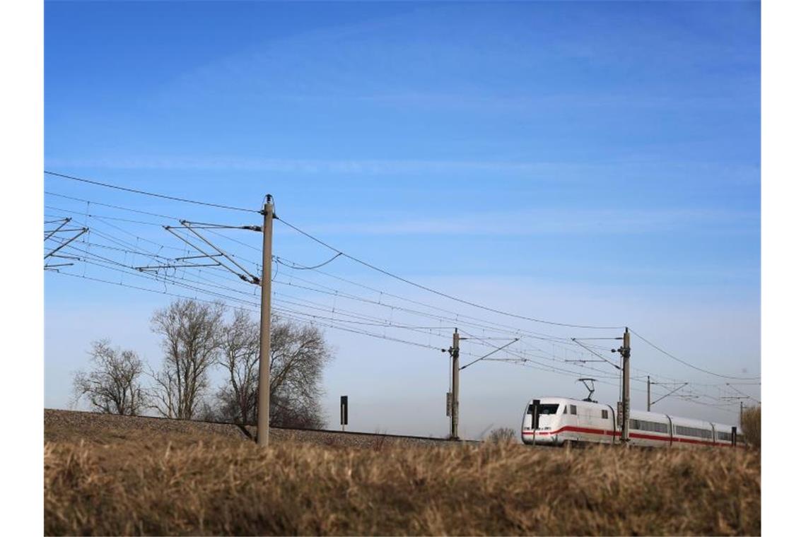 Initiativen machen gegen ICE-Trasse Augsburg-Ulm mobil Ein ICE fährt bei Diedorf im Landkreis Augsburg auf der bestehenden Bahnstrecke Augsburg-Ulm. Foto: Karl-Josef Hildenbrand/dpa/Archivbild