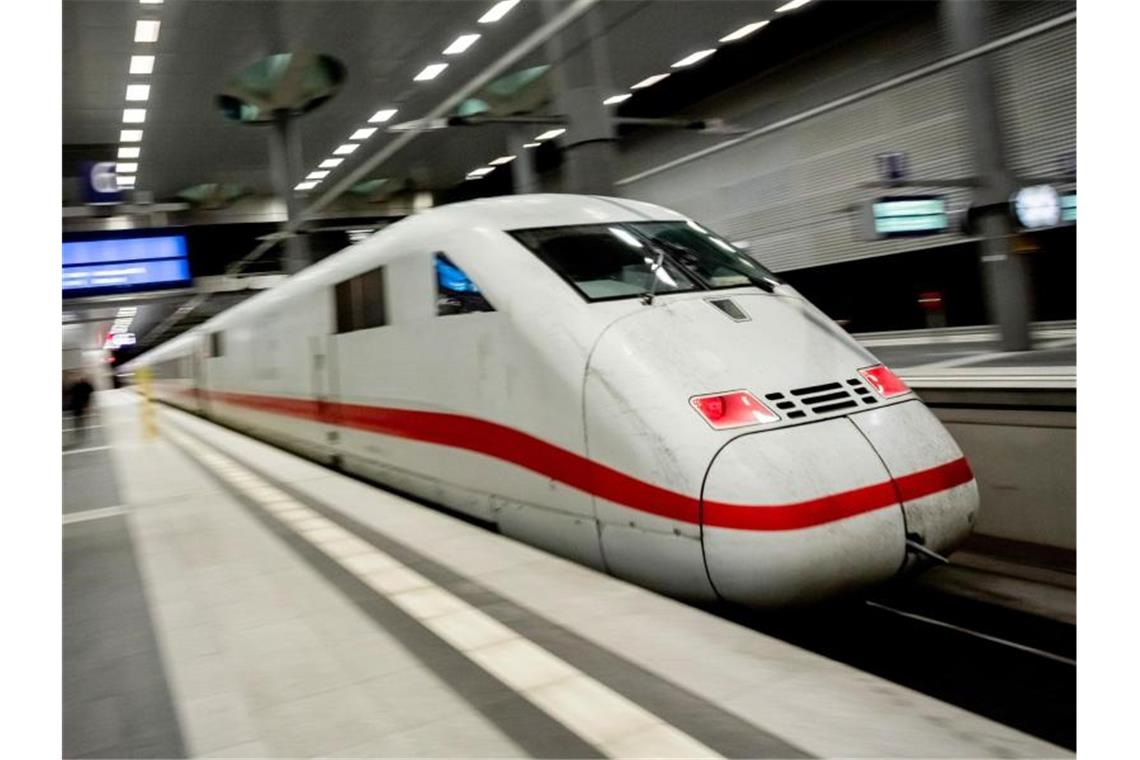 Ein ICE fährt im Berliner Hauptbahnhof ab. Foto: Christoph Soeder/dpa