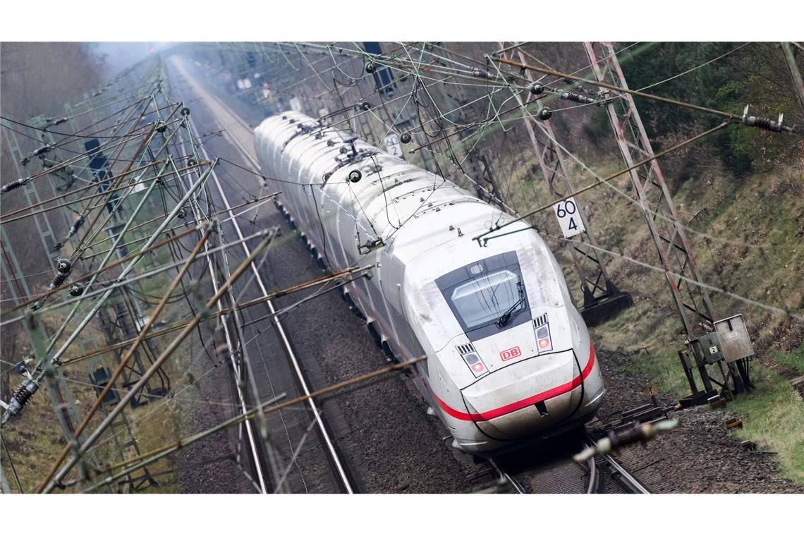 Gleisarbeiter von ICE in Hamburg erfasst und schwer verletzt Ein ICE hat in Hamburg-Wilhelmsburg einen Gleisarbeiter erfasst. (Symbolbild)