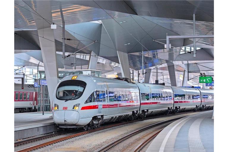 Ein ICE im auffallend gestalteten Wiener Hauptbahnhof.