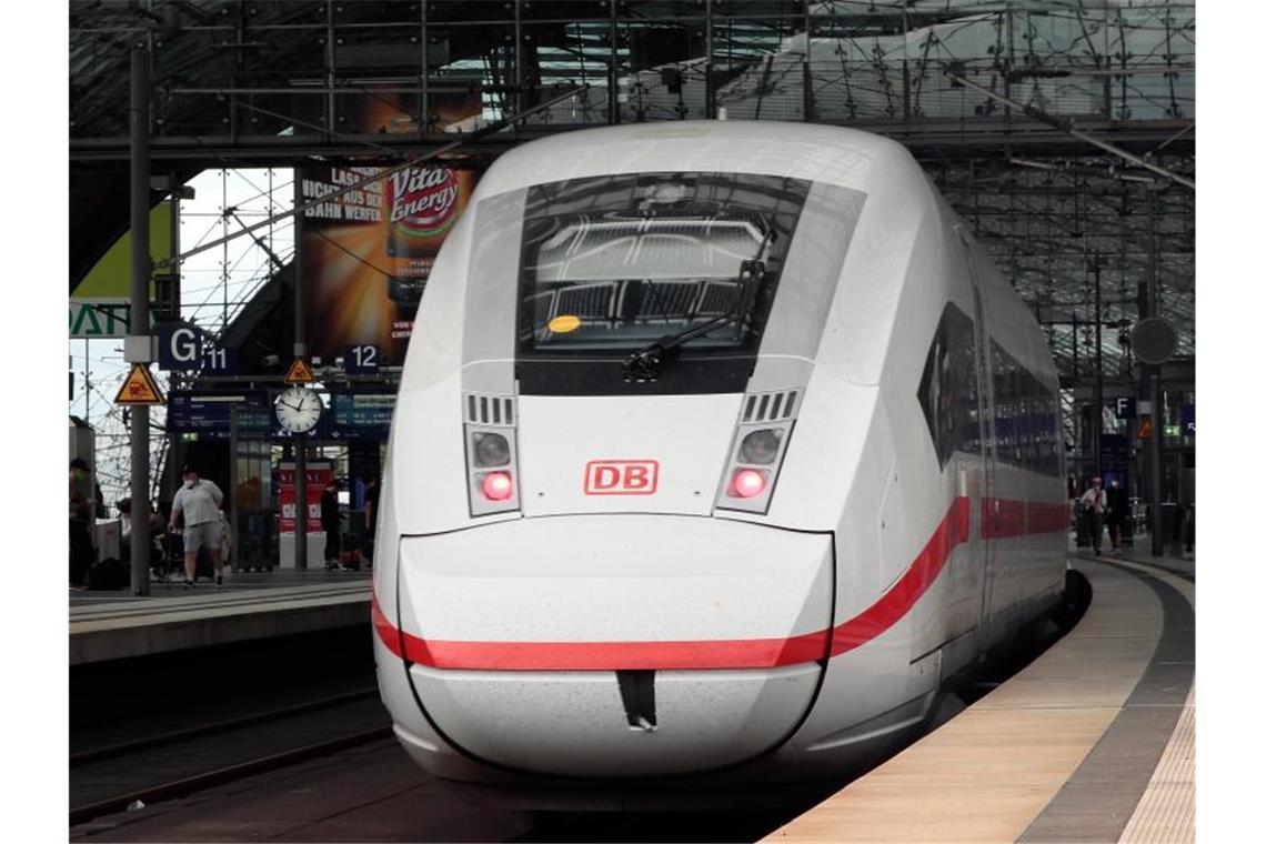 Streikgefahr bei der Bahn gebannt Ein ICE im Berliner Hauptbahnhof. Foto: Carsten Koall/dpa