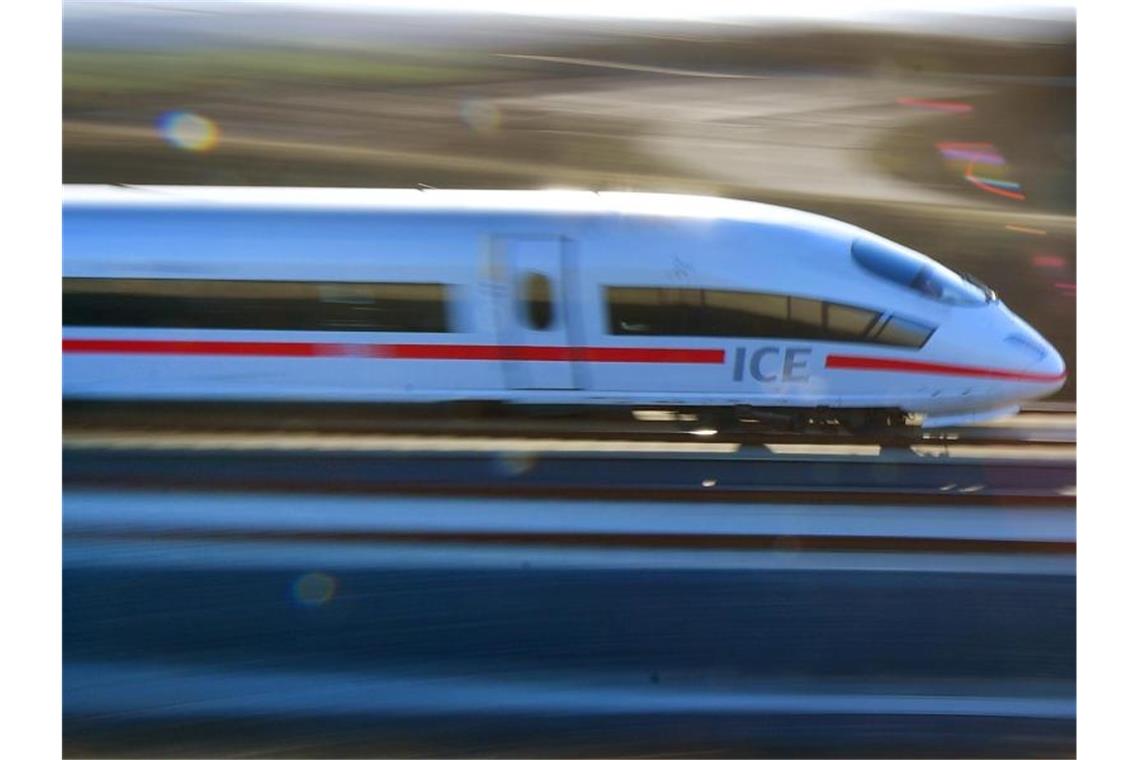 Ein ICE-Sonderzug auf der ICE-Neubaustrecke München - Berlin. Foto: Martin Schutt/dpa-Zentralbild/dpa