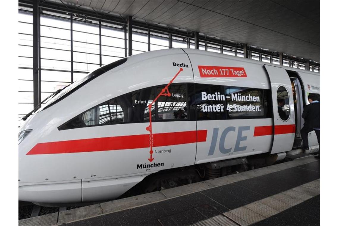 Ein ICE-Sprinter vor einer Testfahrt auf der Neubaustrecke Erfurt-Bamberg: Die Schnellfahrstrecke zwischen Berlin und München war für die Bahn ein Erfolg. Foto: Martin Schutt