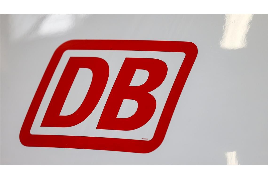 Ein ICE steckt wegen eines Oberleitungsschadens in Sachsen-Anhalt fest. (Symbolbild)