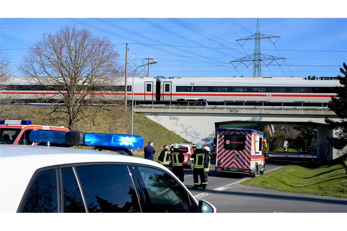 Oberleitung fällt auf ICE: Hunderte sitzen stundenlang fest