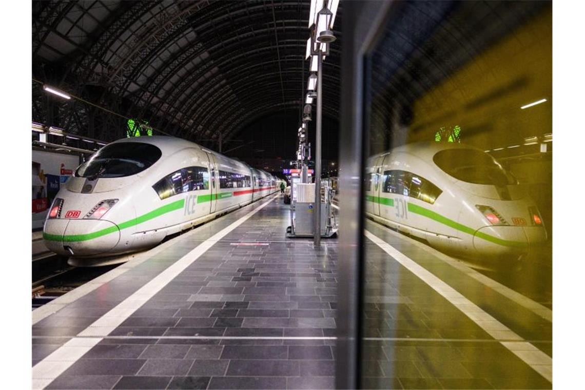 Ein ICE steht am frühen Morgen im Frankfurter Hauptbahnhof. Foto: Frank Rumpenhorst/dpa